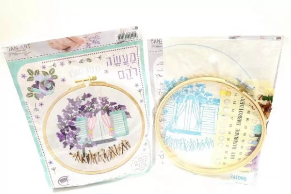 ערכת רקמה חלון פרחים סגולים