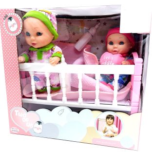 זוג בובות תינוק  בעריסה